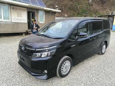Toyota Voxy Hybrid 2015