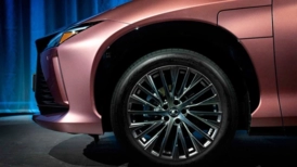 В салоне появился сенсорный дисплей информационно-развлекательного комплекса, диагональ которого увеличилась с 12,3 до 14 дюймов. В качестве опции для электромобиля предложат необычный штурвал со срезанным верхним и нижним сегментом, напоминающий Y-образный руль, появившийся на электрокарах Tesla в начале 2022 года. У таких автомобилей не будет механической связи между рулем и колесами — управление будет осуществляться «по проводам» при помощи компактных электромоторов и датчиков