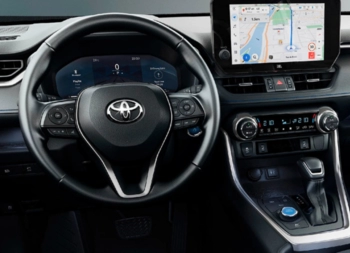 Toyota обновила кроссовер RAV4: фото салона
